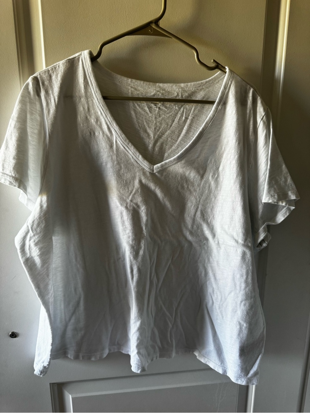 Old Navy White V-Neck Short Sleeve Tee